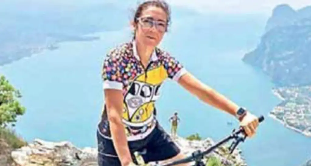 Lo spavento della biker: “Sono stata quasi investita, non si deve rischiare di morire sulla ciclabile”