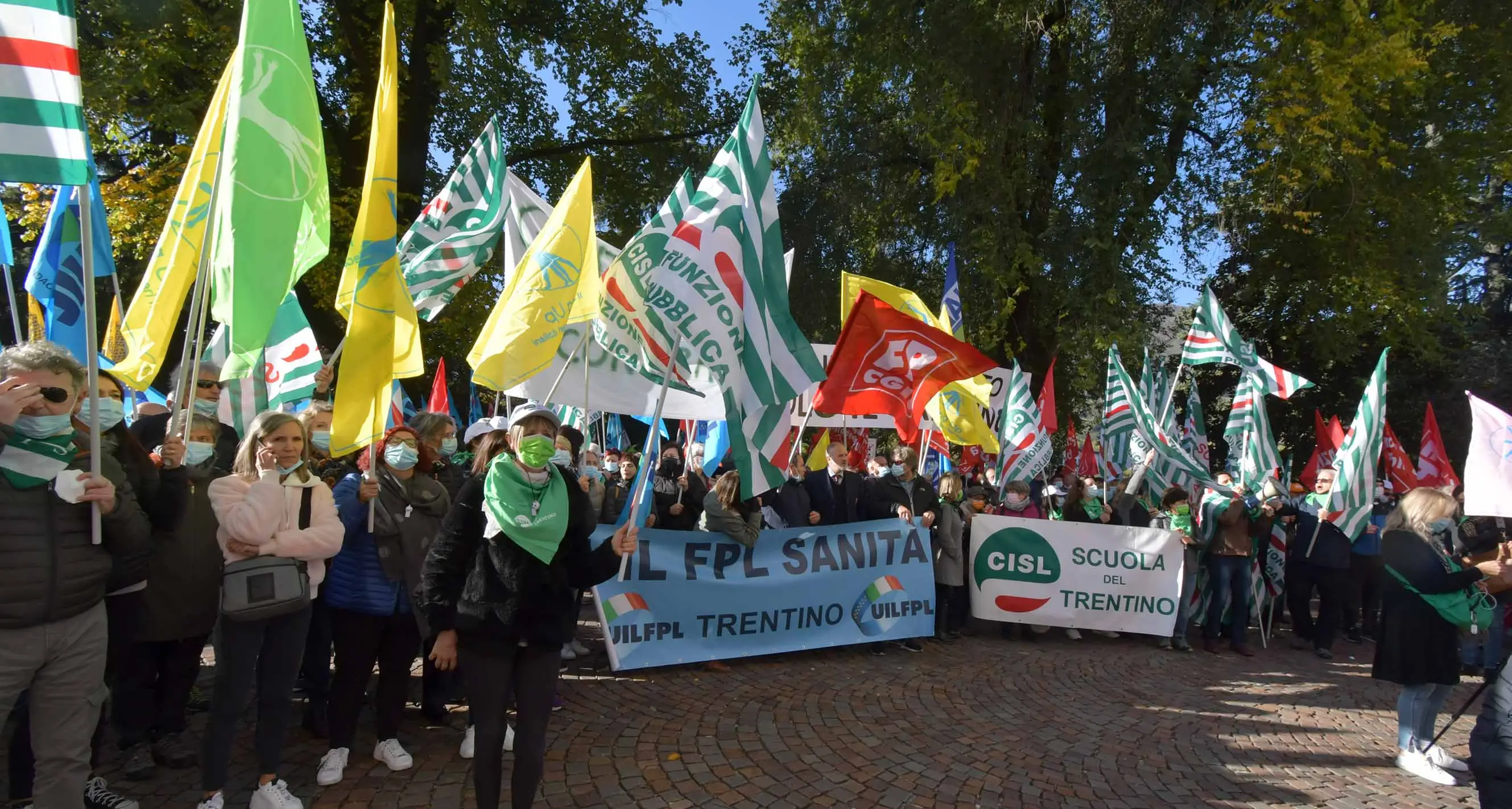 Fugatti non rinnova i contratti? Castagne e bevande calde dai sindacati ai consiglieri, lunedì mattina in Regione