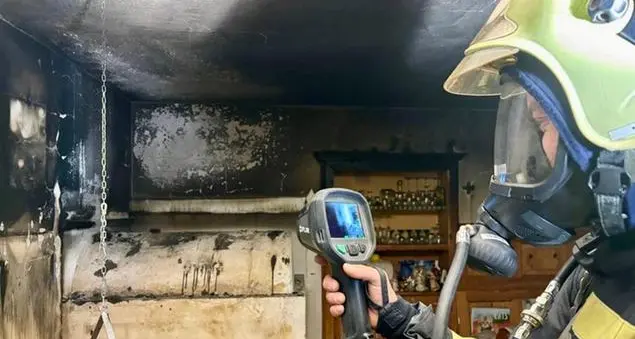 Paura a Termeno, incendio di una stufa a legna nella notte: salvati tre anziani