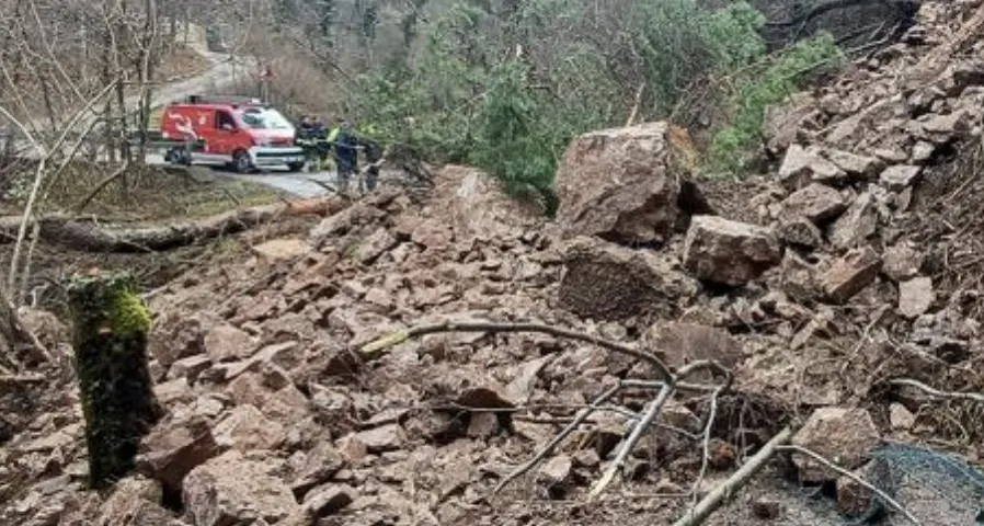 Verrà demolito mercoledì mattina il blocco roccioso rimasto dopo la frana a Cortesano