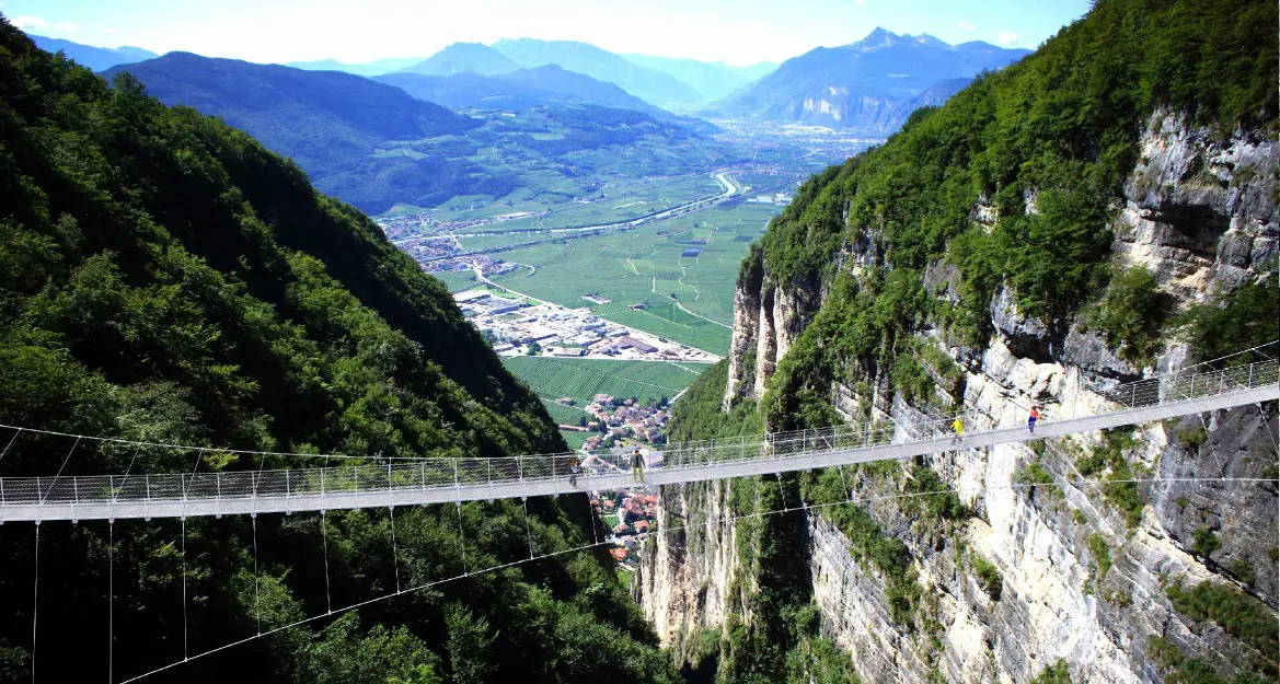 Ponte sospeso e piattaforma di vetro sul vuoto al Monte di Mezzocorona: ok definitivo