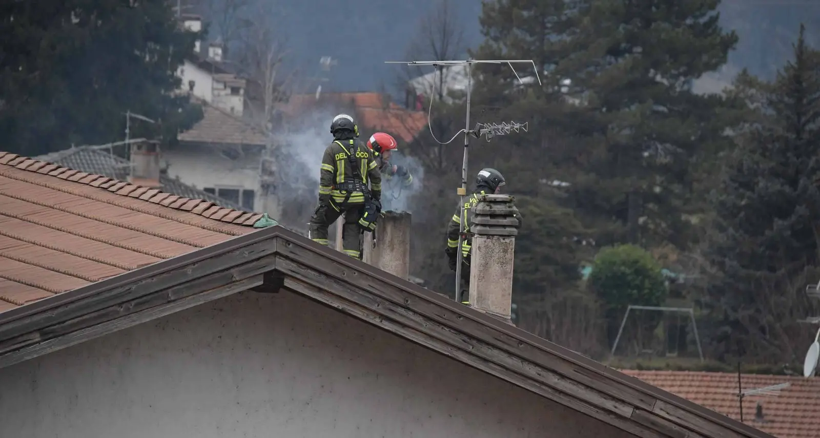 Prende fuoco la canna fumaria, intervento dei vigili del fuoco a Povo