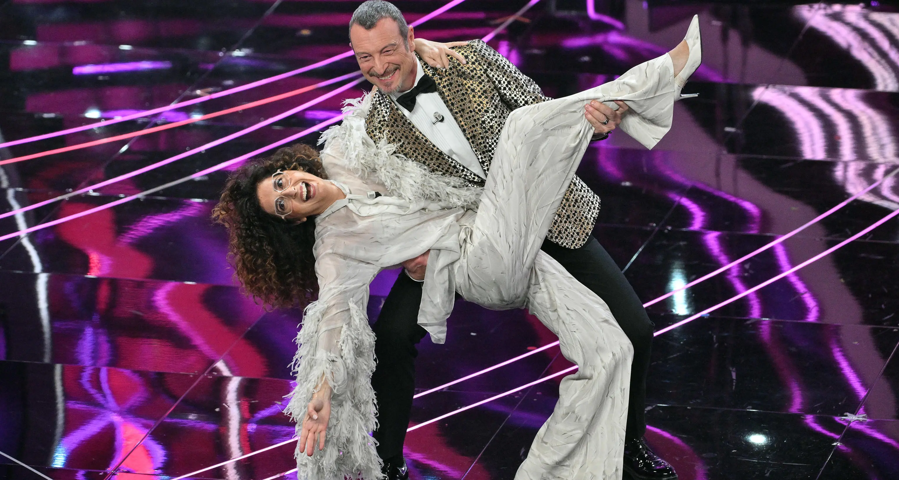 Sanremo, Teresa Mannino da co-conduttrice si prende tutto il palco e ogni singolo applauso