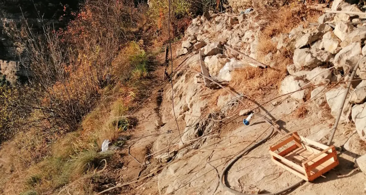 I vandali distruggono il presepio luminoso degli alpini di Piedicastello, sulla parete del Doss Trento