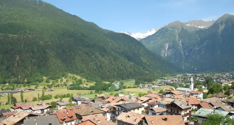 La «cà da mont» demolita per rifarla è dei parenti del sindaco, e scoppia la bufera a Giustino