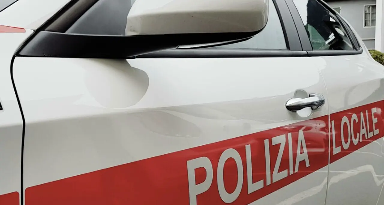 Donna presa dal panico si blocca sulla strada del Menador e chiama il 112