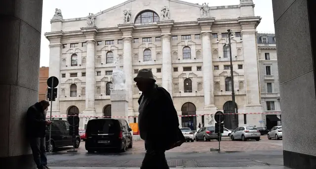 Borsa: Milano chiude