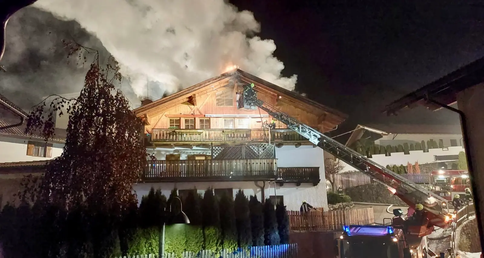 Fiamme sul tetto di un'abitazione a Siusi, tempestivi i vigili del fuoco
