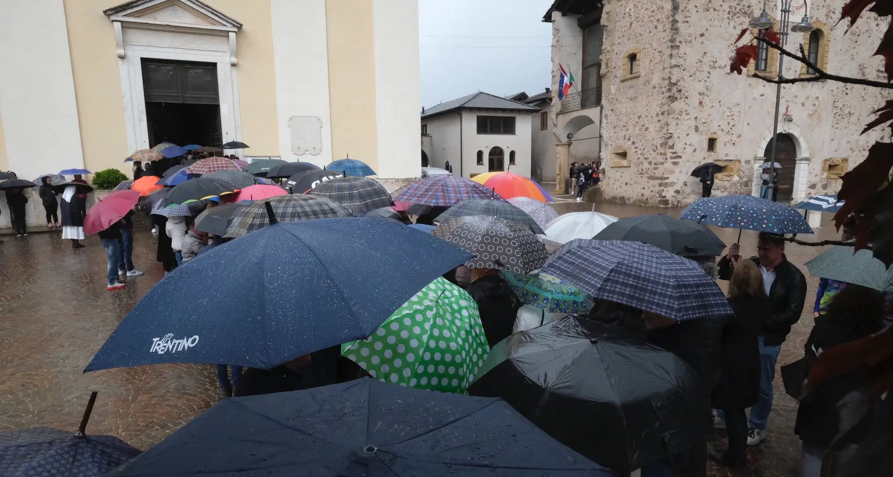 Una folla immensa e tanto dolore per i funerali di Matteo Lorenzi, il giovane ciclista ucciso in bici a Civezzano