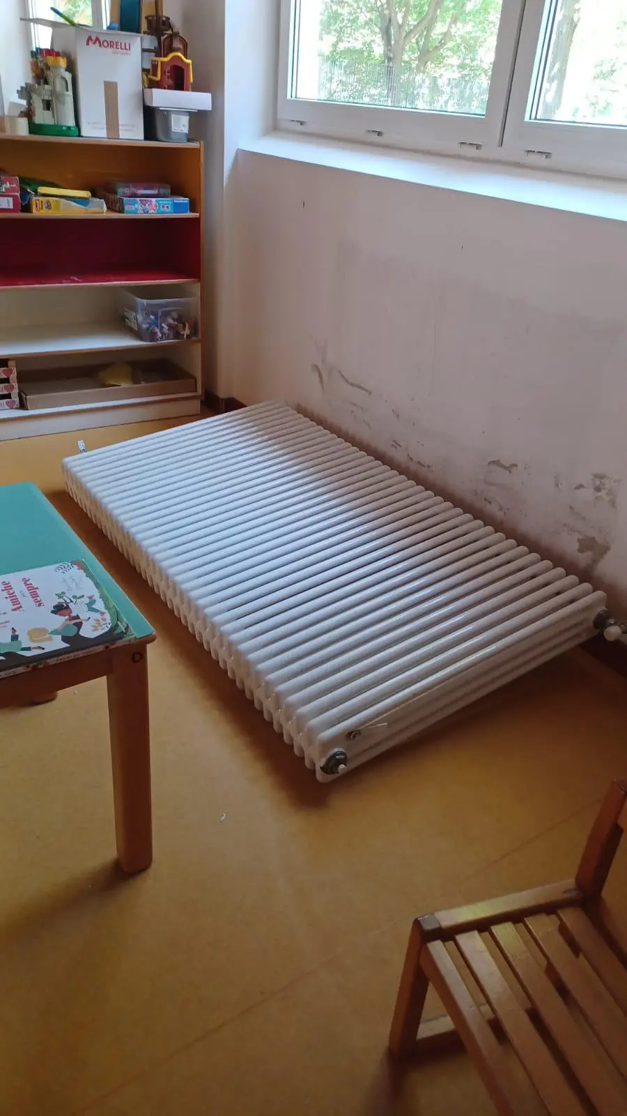 Termosifone cade addosso a un bimbo, dramma sfiorato alla materna di San Martino