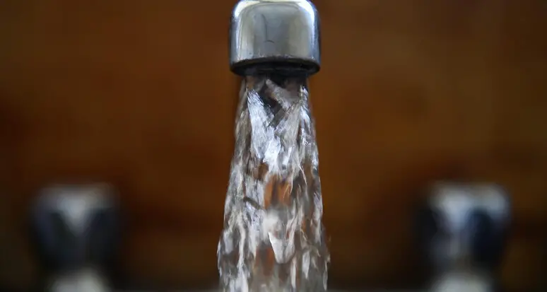 Casi di dissenteria, il Comune Nogaredo consiglia acqua bollita: i cittadini protestano