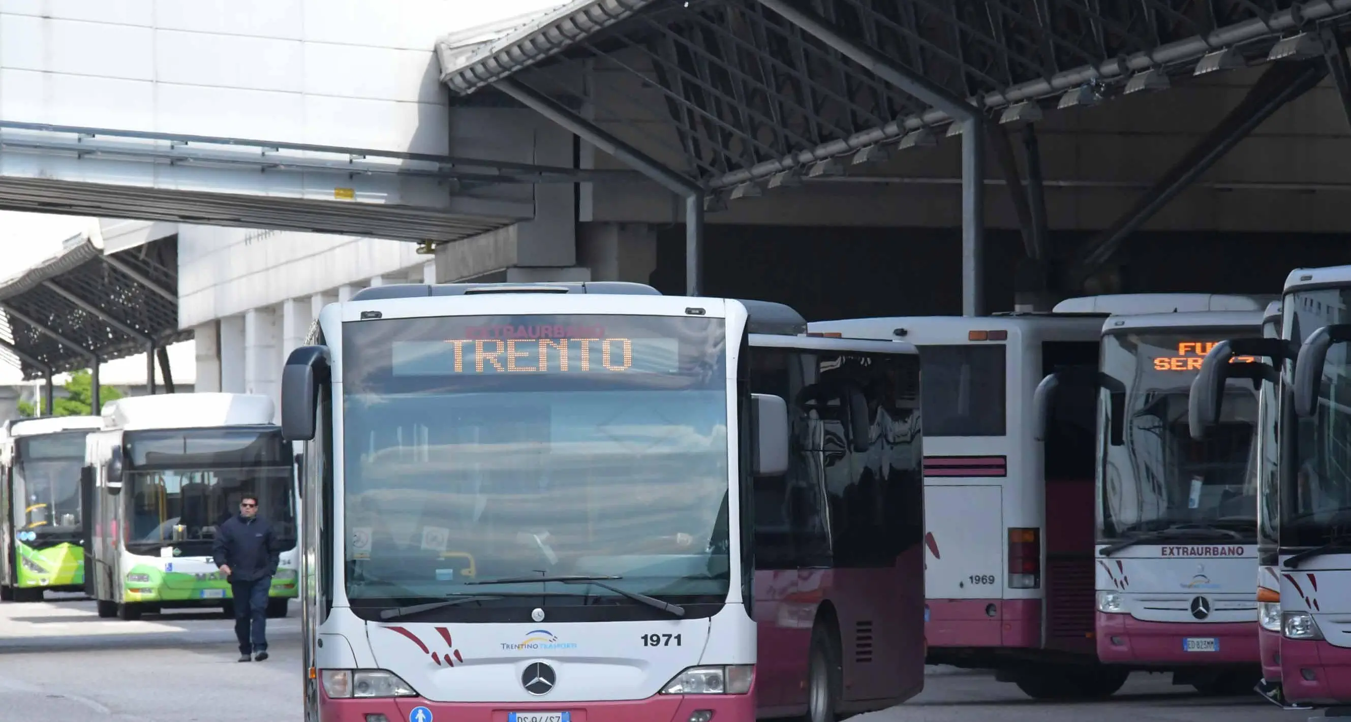 Mancano autisti per bus e corriere? Brugnara: «Formiamo gli immigrati, all’estero lo fanno e funziona»
