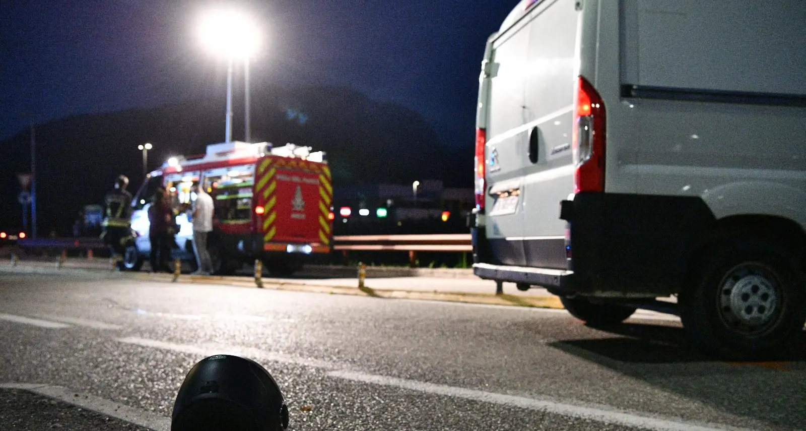 Con lo scooter contro il furgone: gravissimo ad Arco