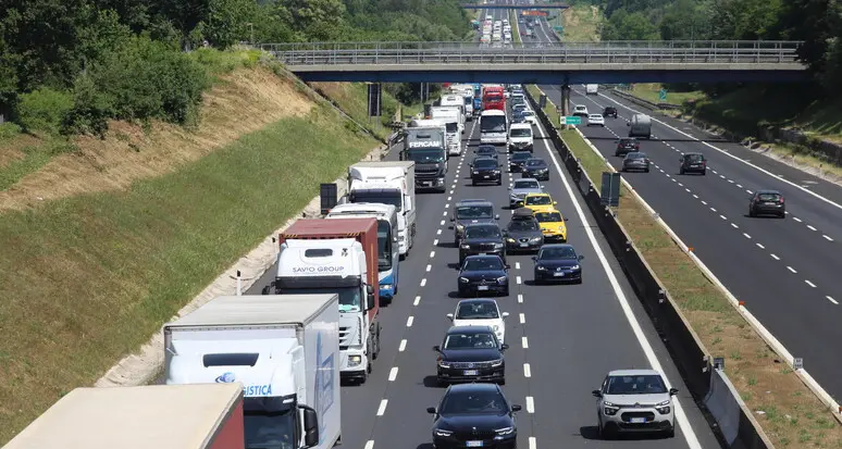 Sulla A22 piovono mele: ad Ala un camion ne rovescia una vagonata e blocca il traffico