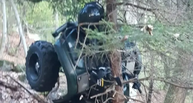 Perde il controllo del quad che si rovescia e lo travolge