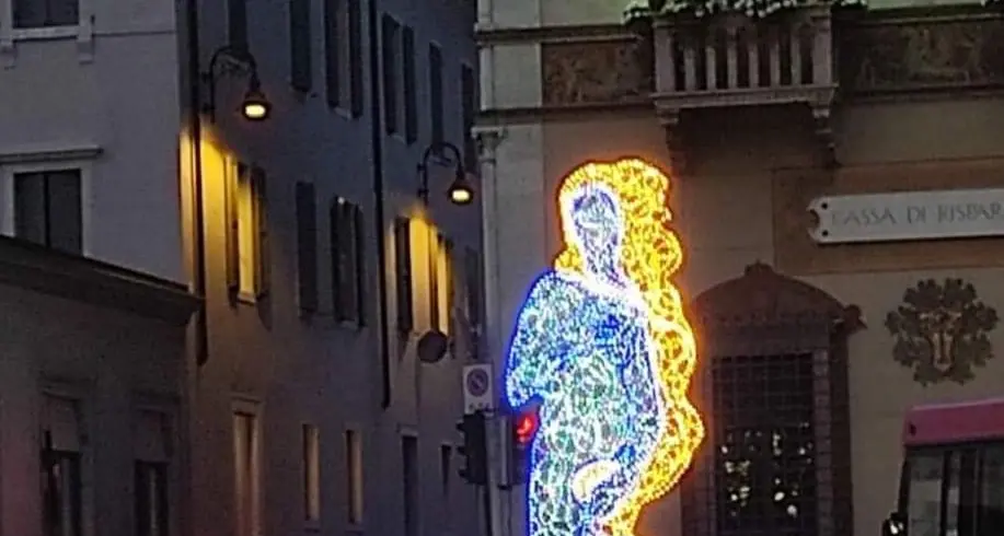 La Venere luminosa di Lodola, in mezzo alla fontana, fa discutere Rovereto