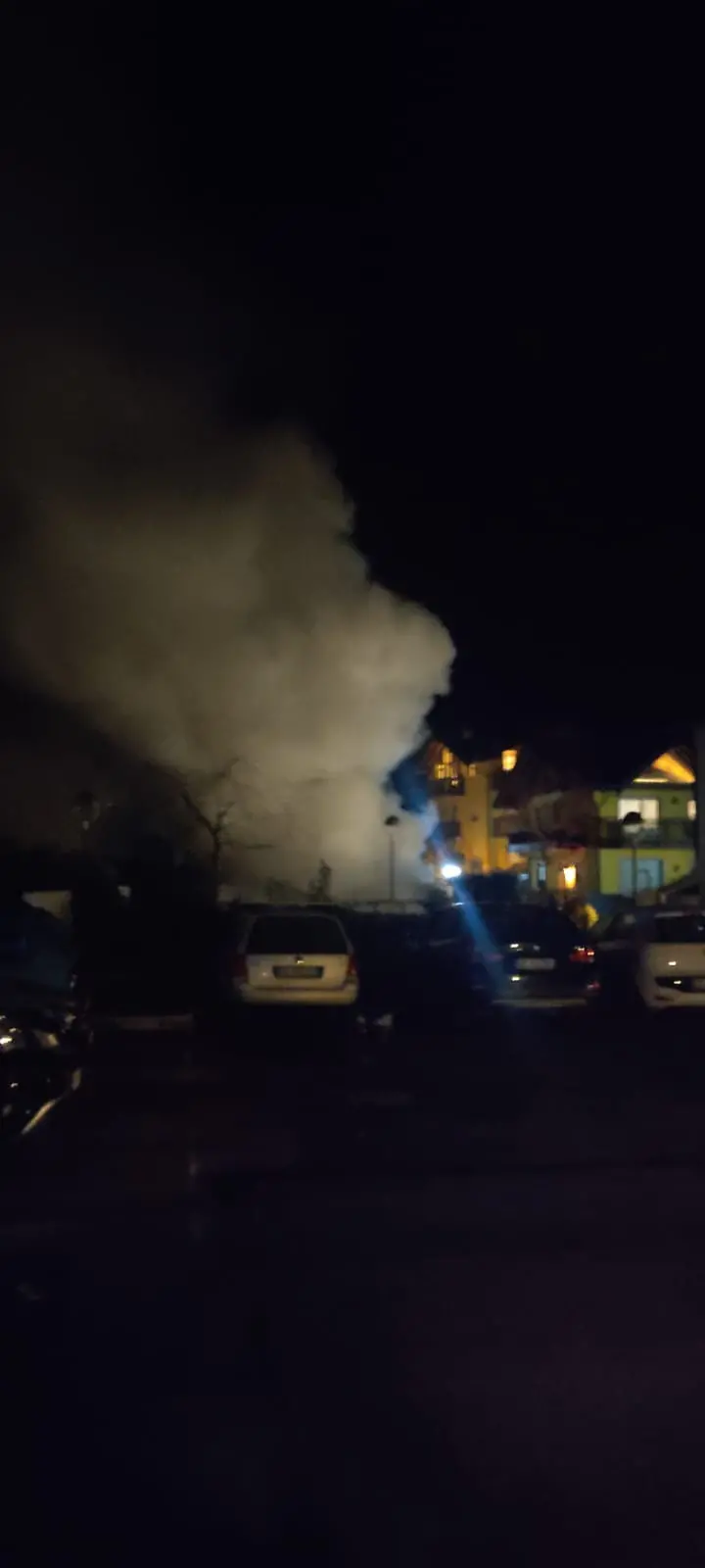Paura a Nago Torbole: auto in fiamme all’interno di un garage