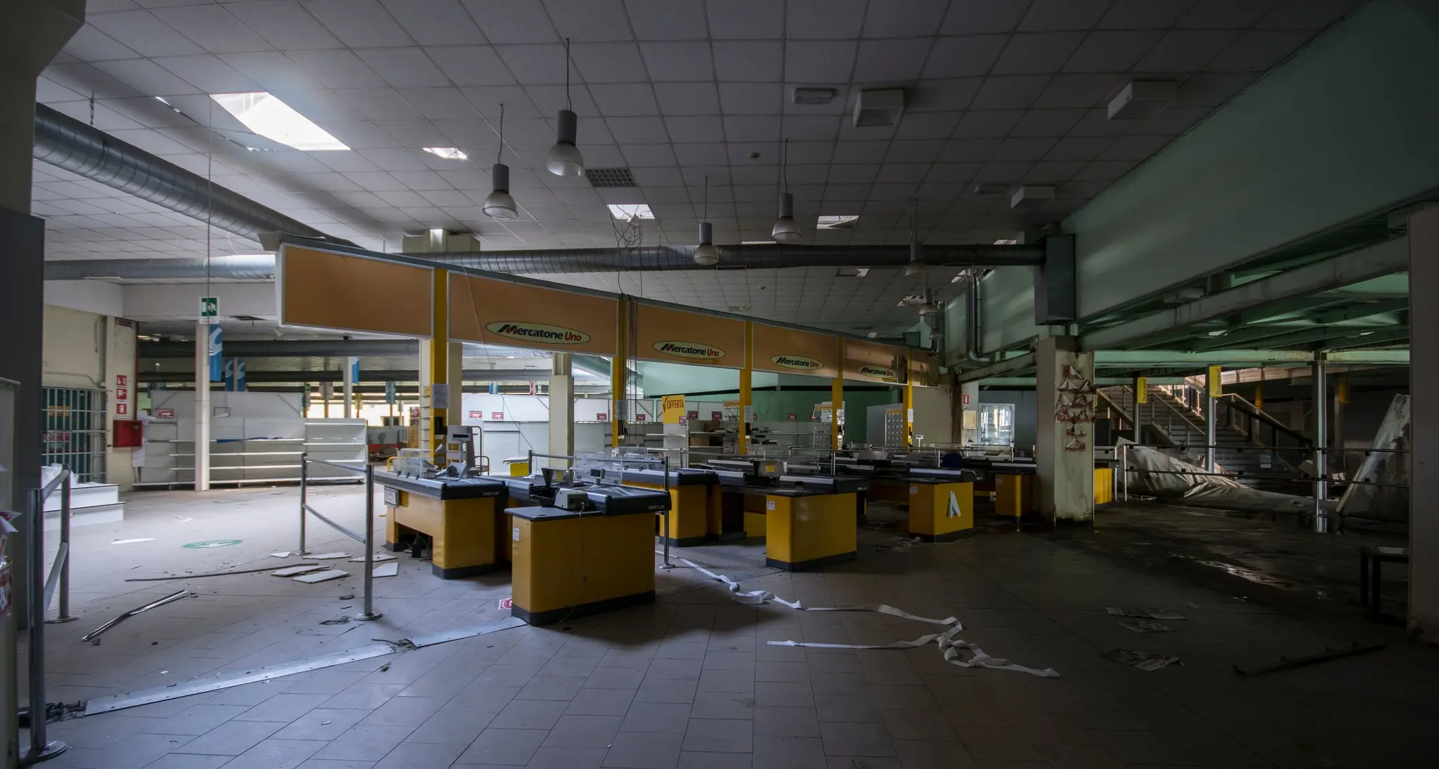 La desolazione del Mercatone Uno: ecco cosa c'è dentro il negozio abbandonato