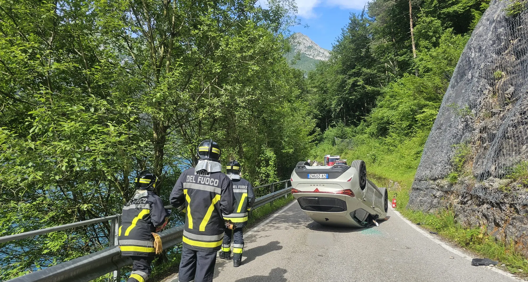 L'auto si ribalta in Val di Ledro, quattro ventenni feriti sulla strada di Pur, non sono gravi