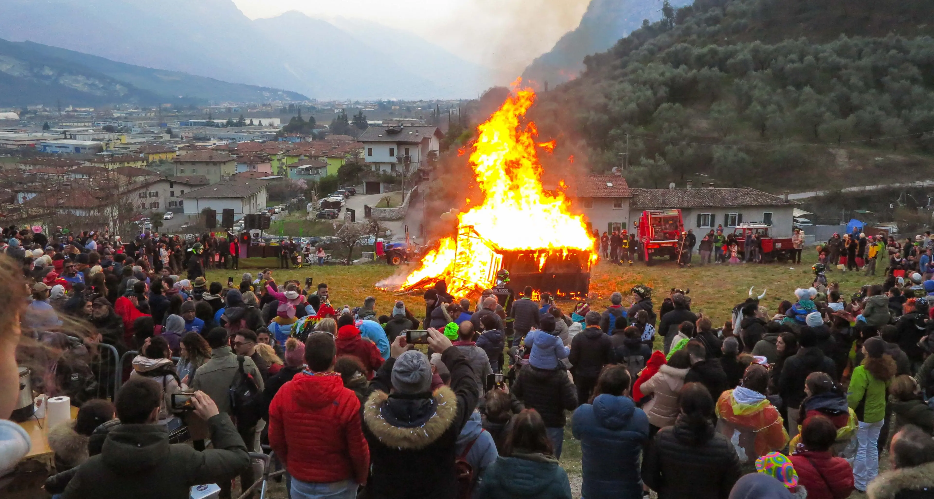 Romarzollo, che successo per il Carnevale delle \"cannelle\": rinnovata la tradizione del rogo delle piramidi di bambù