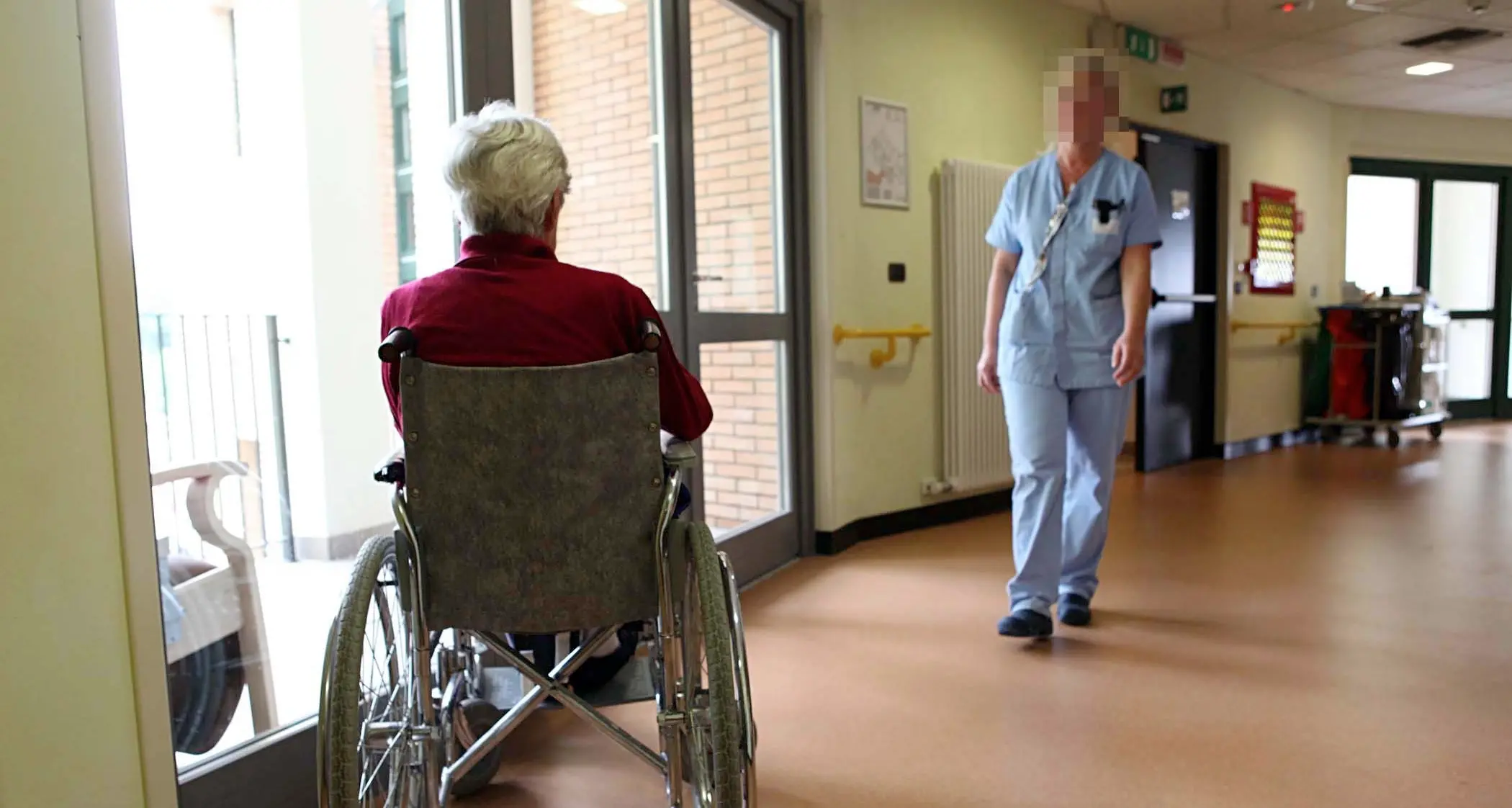 Manca personale nelle Rsa, parte il corso di 68 ore per «ausiliari» da introdurre subito, e il sindacato insorge