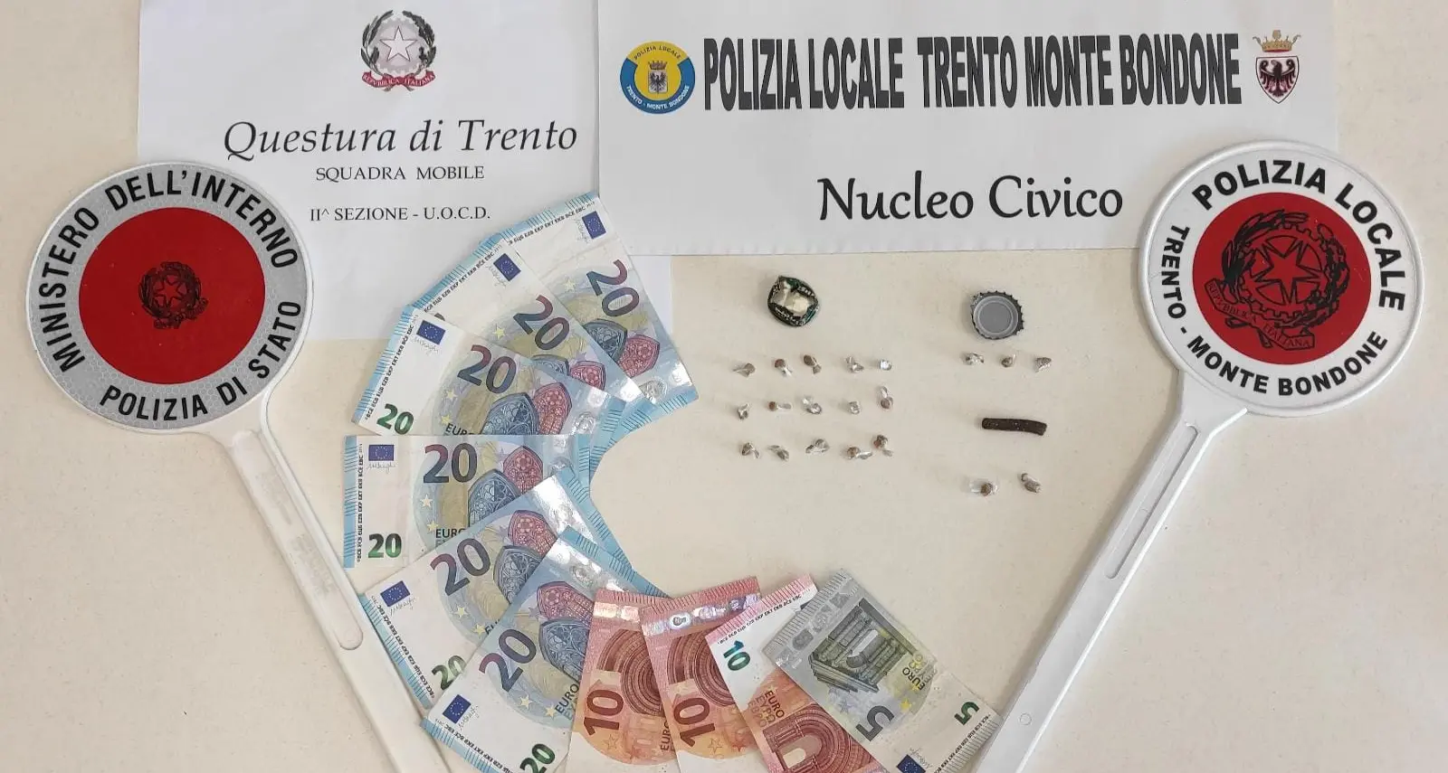 C’erano troppi tappi di bottiglia deformati nel parco: era il nuovo modo per vendere droga
