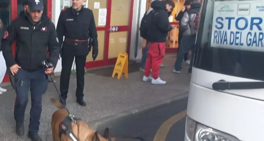 Busa e Giudicarie: spinelli e hashish durante le ore di lezioni, giovani segnalati e droga sequestrata