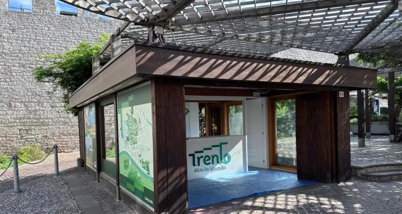 Altro che gabinetti pubblici, l'ex edicola di piazza Fiera diventa il bacuchel (virtuale e stagionale) dell'Apt