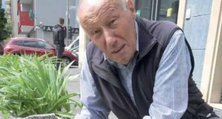 L'ex ferroviere che fa più belle le vie della città piantando fiori
