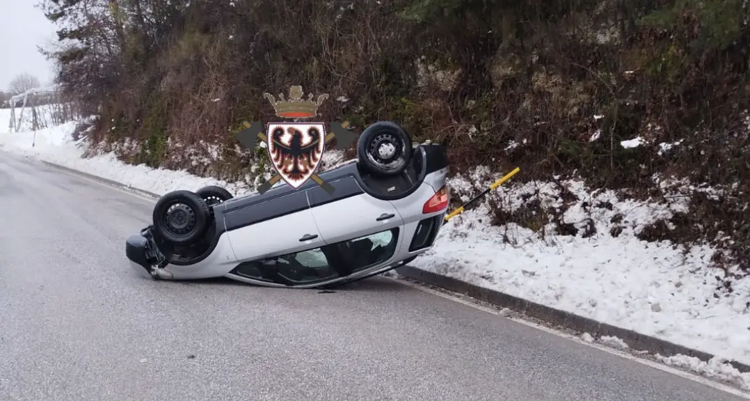 Tres, auto si ribalta sulla SP13: una persona ferita in modo lieve