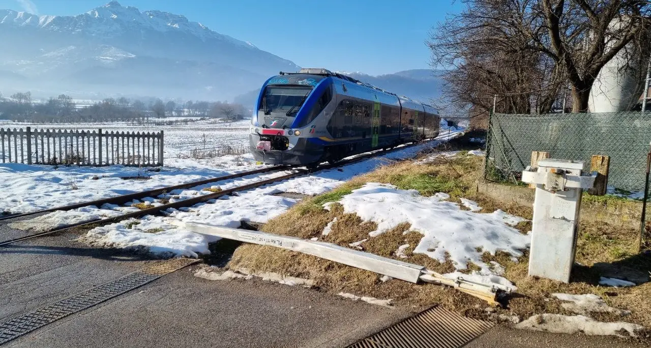 Levico, un'auto passa con il rosso: abbattuta la stanga del passaggio a livello