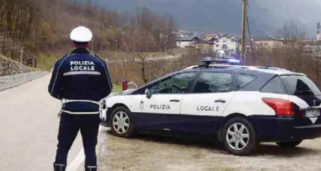 Come Grand Theft Auto, in fuga dai vigili sulla strada dei baiti di Vetriolo: inseguito e preso (aveva una Polo)