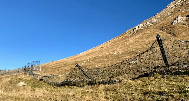 A Busabella reti paravalanghe a terra, Dallapiccola accusa: «Alla prima nevicata il Primiero resta tagliato fuori da Passo Rolle»