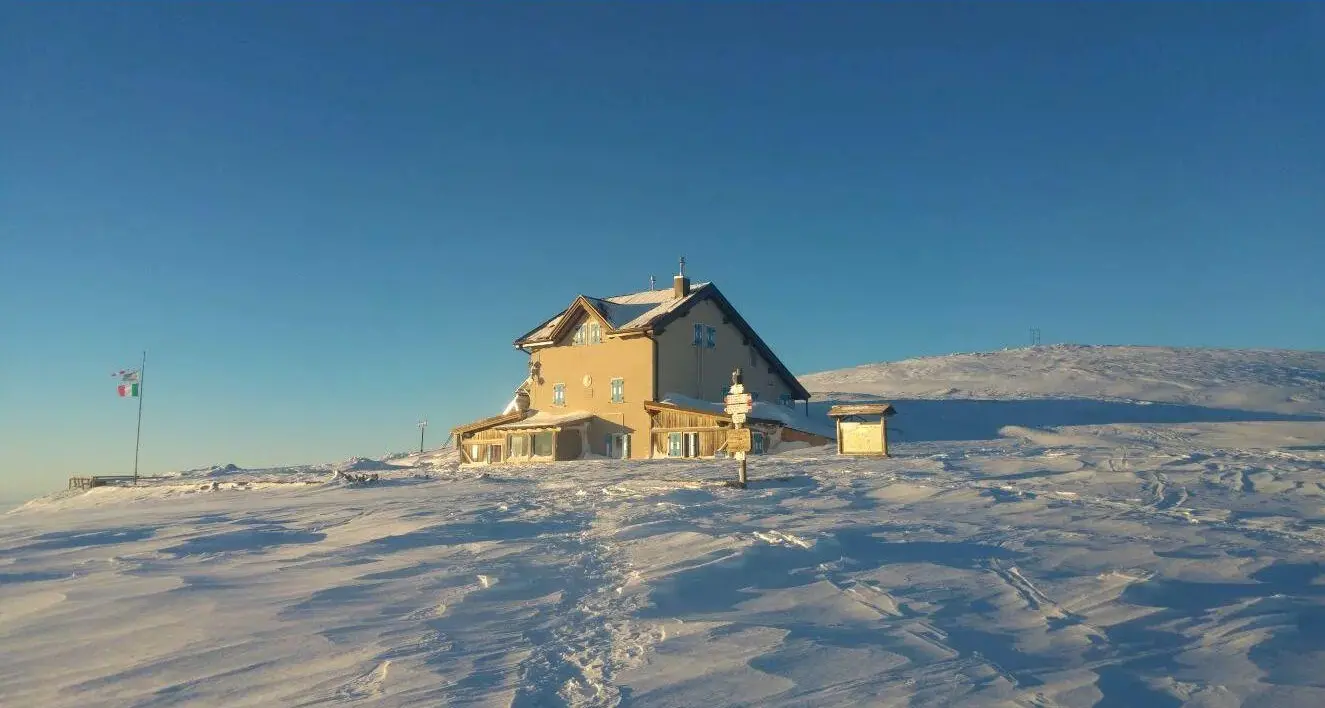 Il rifugio Damiano Chiesa all’Altissimo alla Sat centrale, la sezione di Mori protesta