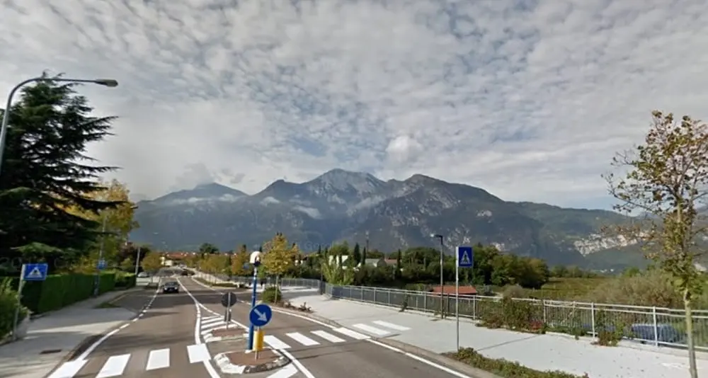 La casetta totalmente abusiva, compreso il numero civico: da due anni il Comune cerca di abbatterla