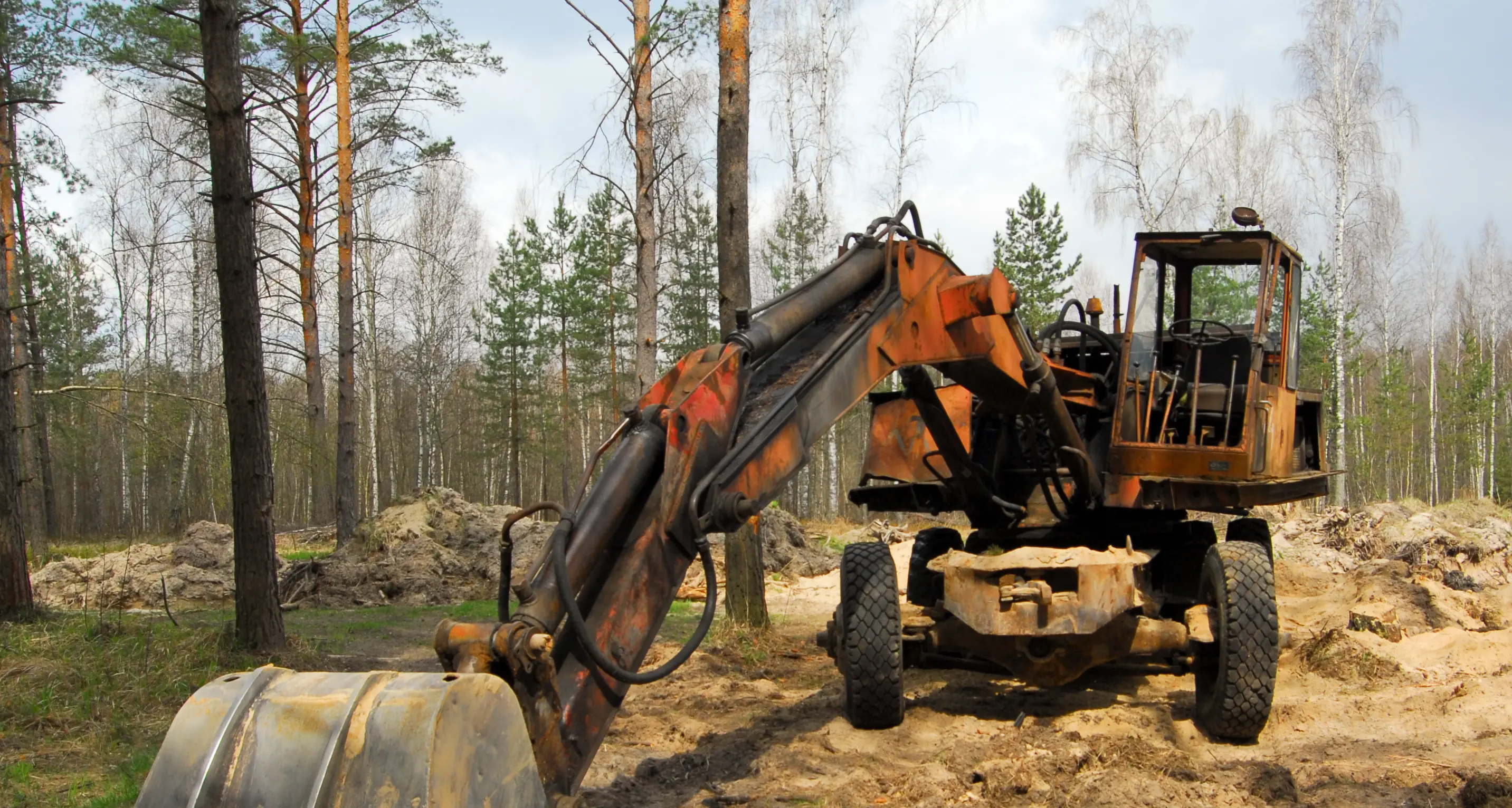 Ennesimo incidente sul lavoro: un 36enne scivola nel bosco e si procura traumi a spalla e capo