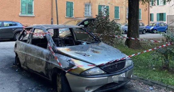 Ai Casoni di San Giuseppe un altra auto data alle fiamme, indagini in corso sulla «faida dei parcheggi»