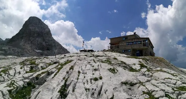 Alla Sat 23 richieste per gestire il rifugio Dodici Apostoli nel Brenta: «Ci vorranno mesi per vagliarle tutte»