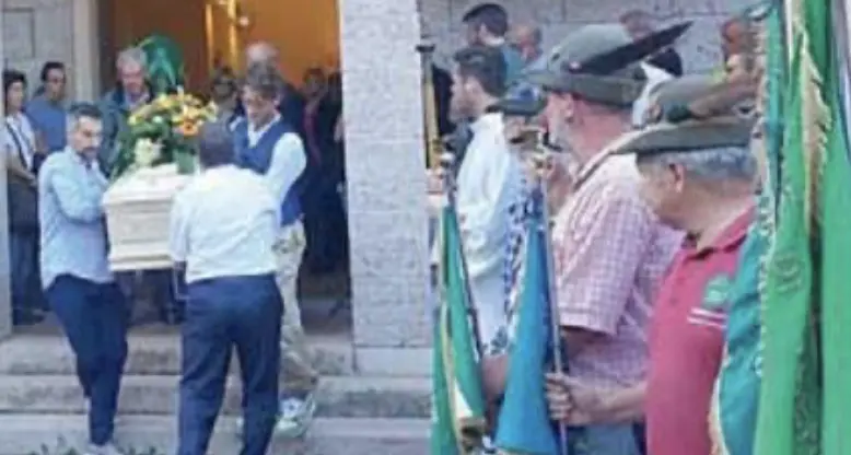 Lacrime per l’ultimo saluto a Carner, il musicista morto in moto il 3 luglio. In carrozzina la moglie Gabriella