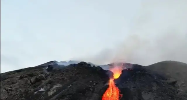 Stromboli: ancora colata lavica dal cratere fino al mare