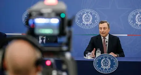 Draghi: \"Sì all’obbligo vaccinale e il green pass sarà esteso. Violenza no vax odiosa\"