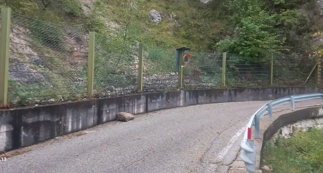 Crollo sulla strada del Menador, masso urta un’auto