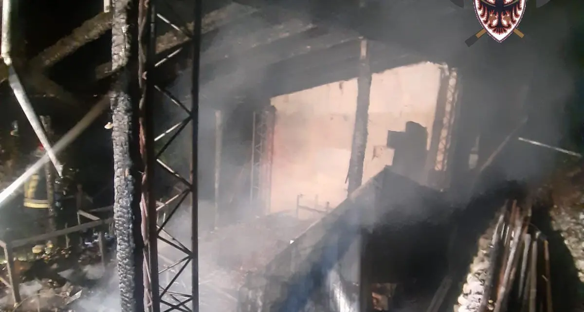 Gran lavoro dei pompieri di Dro: prima l'incendio di un capanno, poi la bomba carta milanista sul tetto della chiesa di Ceniga