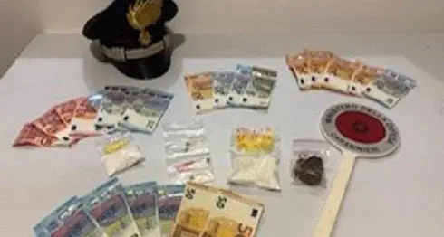 Un arresto per spaccio di droga a Levico: i Carabinieri trovano in casa hashish e cocaina