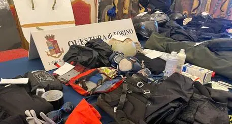 Corteo anarchico: 47 denunce per i disordini a Torino. Nei guai anche dei trentini