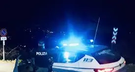 Folle inseguimento per le vie del centro di Trento: due poliziotti feriti