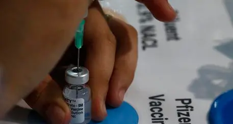 Dagli Stati Uniti il via libera al vaccino Pfizer, Crisanti: “Ora obbligo possibile”