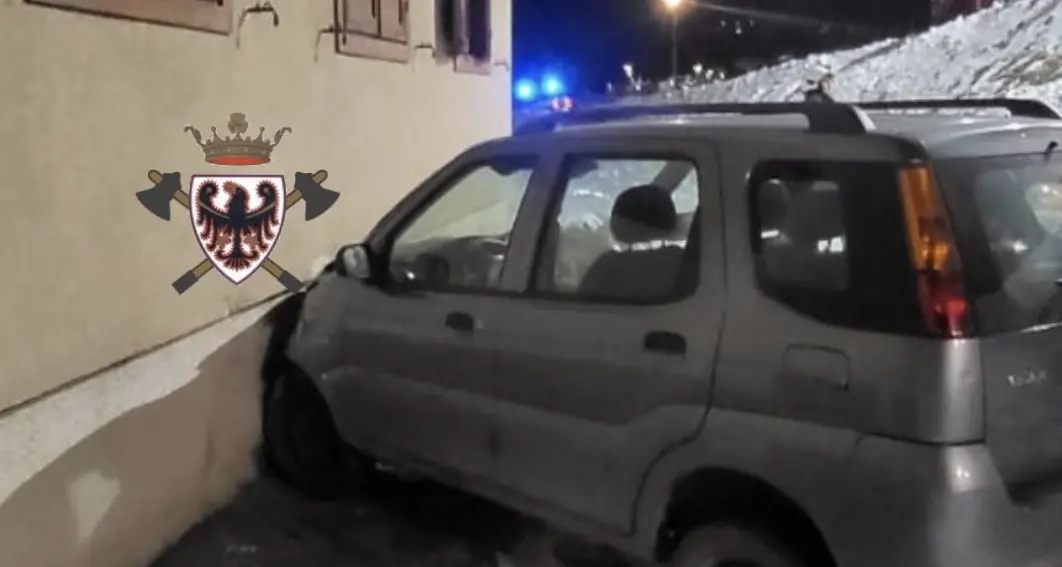 Celledizzo, auto contro il muro di una casa: conducente illeso