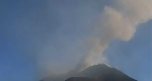Etna: continua emissione cenere, blocco voli a Catania fino alle ore 14