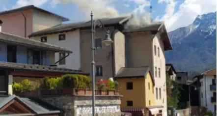 Incendio nel centro di Levico, in azione i Vigili del Fuoco per una casa che brucia